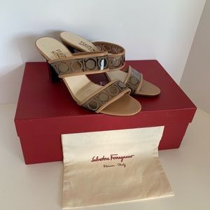 Salvatore Ferragamo 9 b heels preowned nude brown